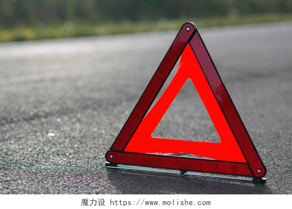 公路上提示汽车红色三角形一辆车的红色三角形